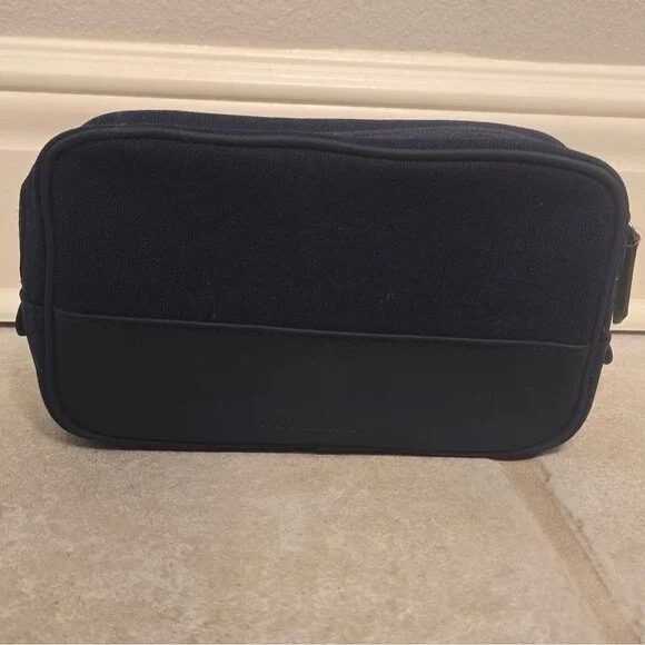 NWOT Burberry travel bag, navy blue brand new - Picture 2 of 5